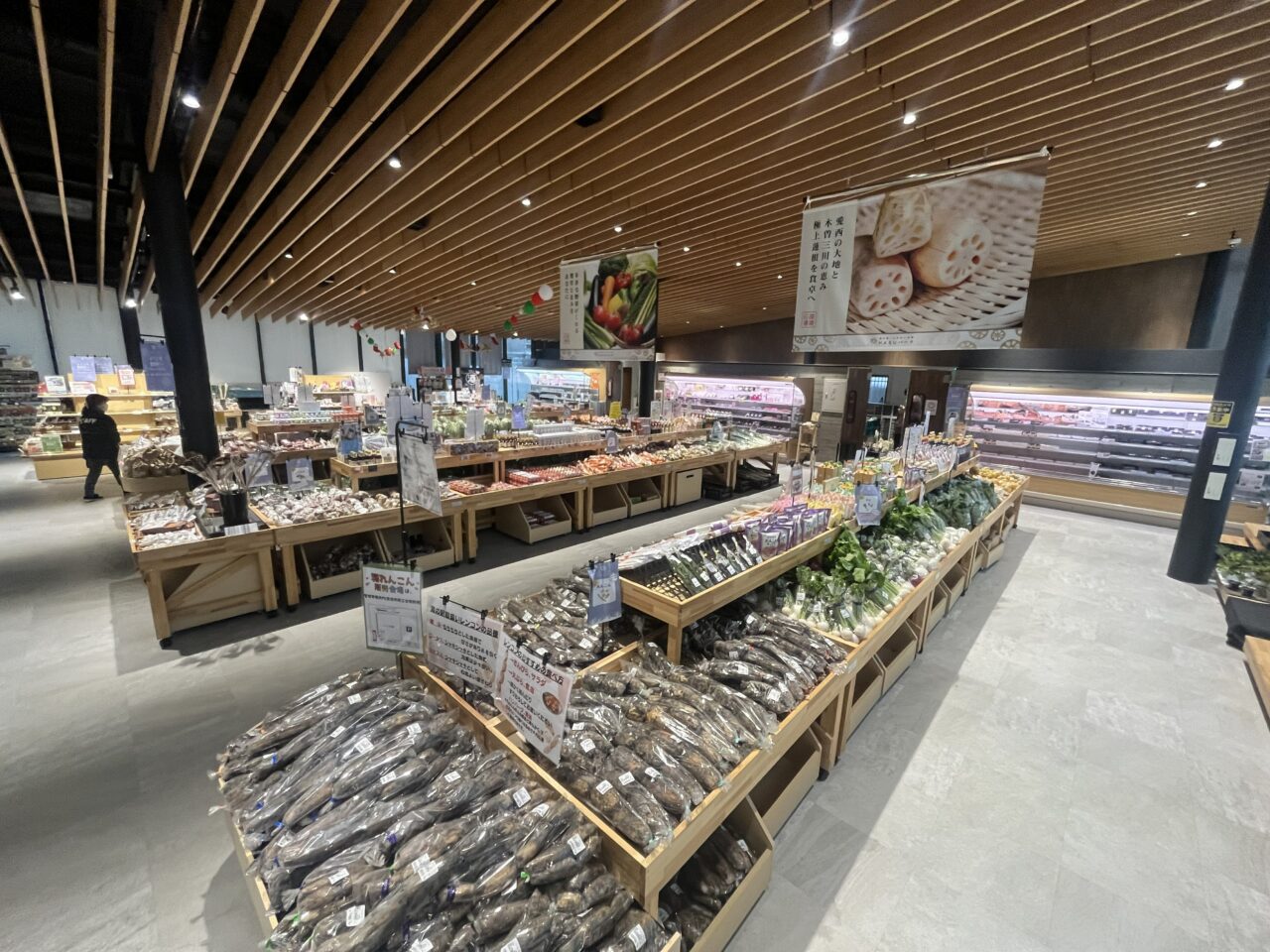 道の駅ふれあいの里HASUパーク産直広場の店内 地元野菜や特産品が並ぶ売り場の様子