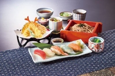 和食麺処サガミの刺身と天ぷら、おろしそばがセットになった和食御膳