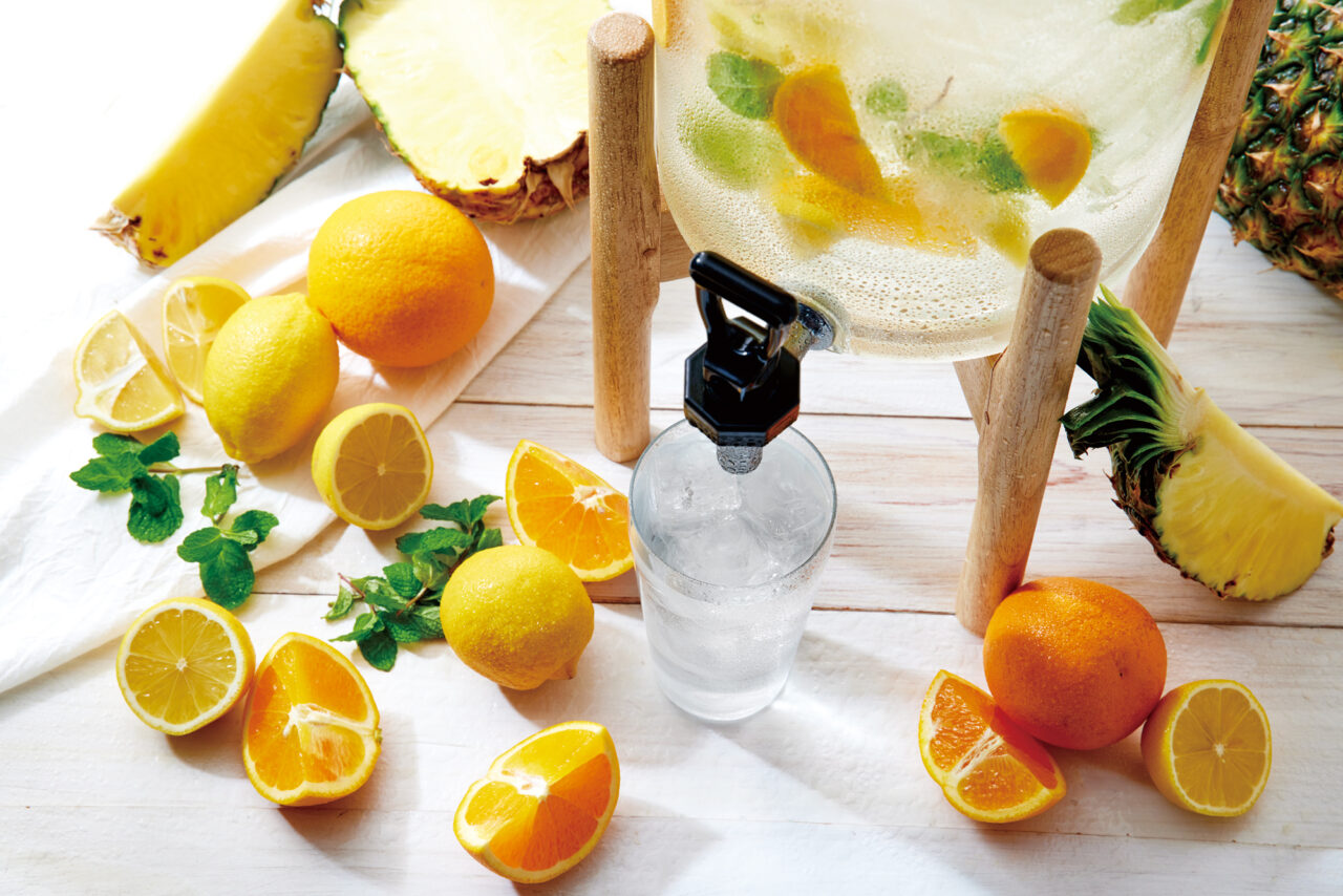 レモンやオレンジ、ミントが入ったデトックスウォーターのサーバー