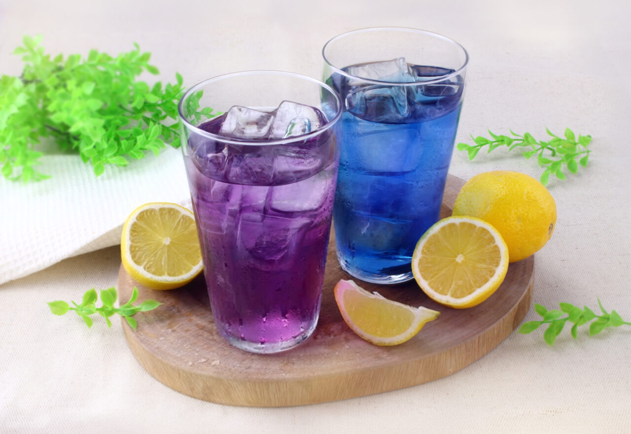 レモンで色が変化するバタフライピーの青と紫のドリンク