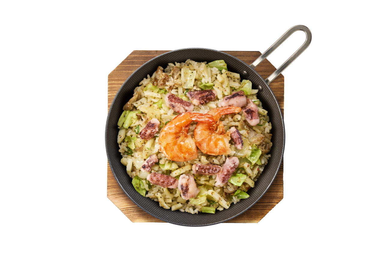 素揚げした海老といかげそを贅沢に盛り付けた丸亀うどんメシ海鮮ねぎ塩味