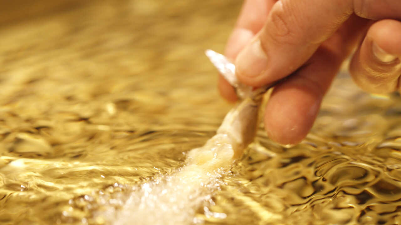 天ぷらを油で揚げている調理工程の様