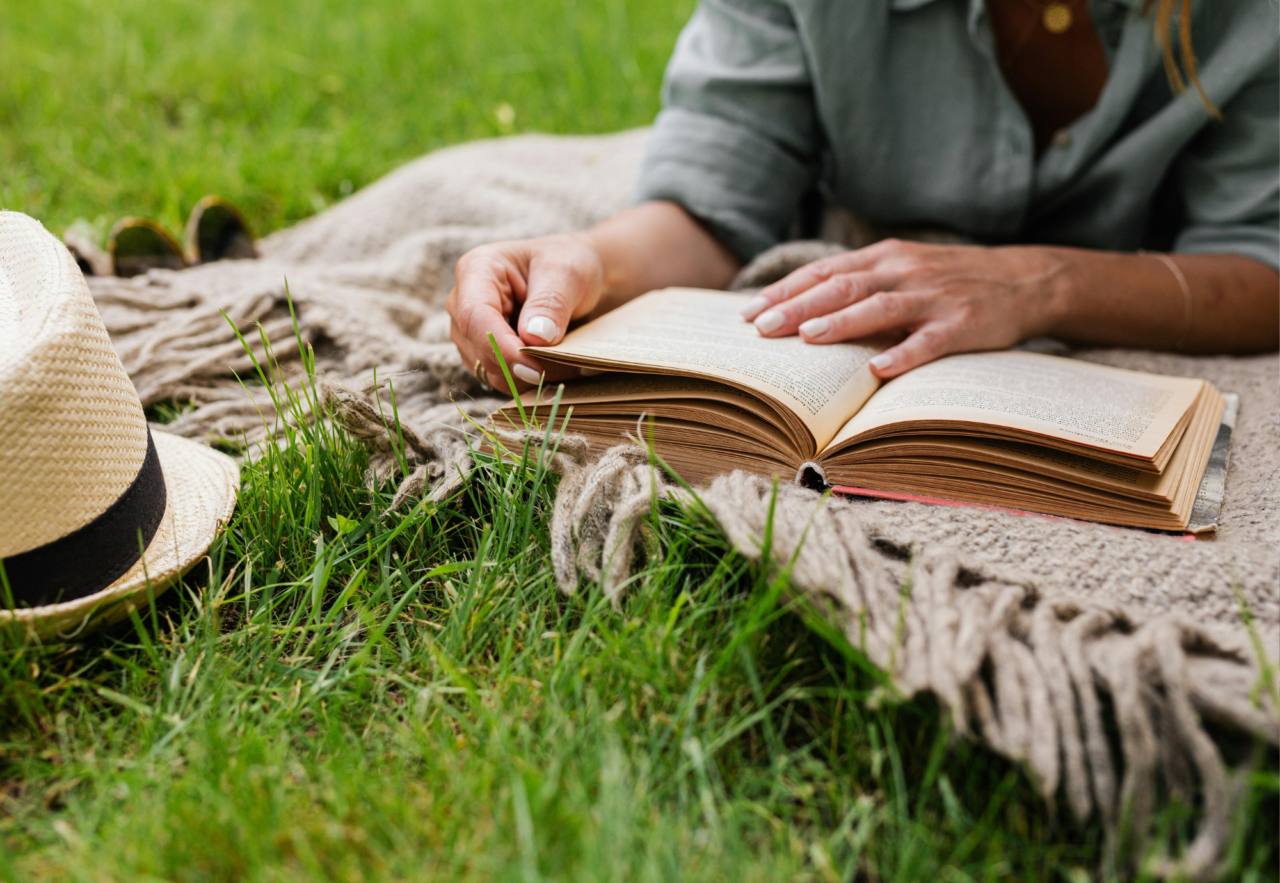芝生の上でリラックスしながら本を読み耽る来場者のイメージ