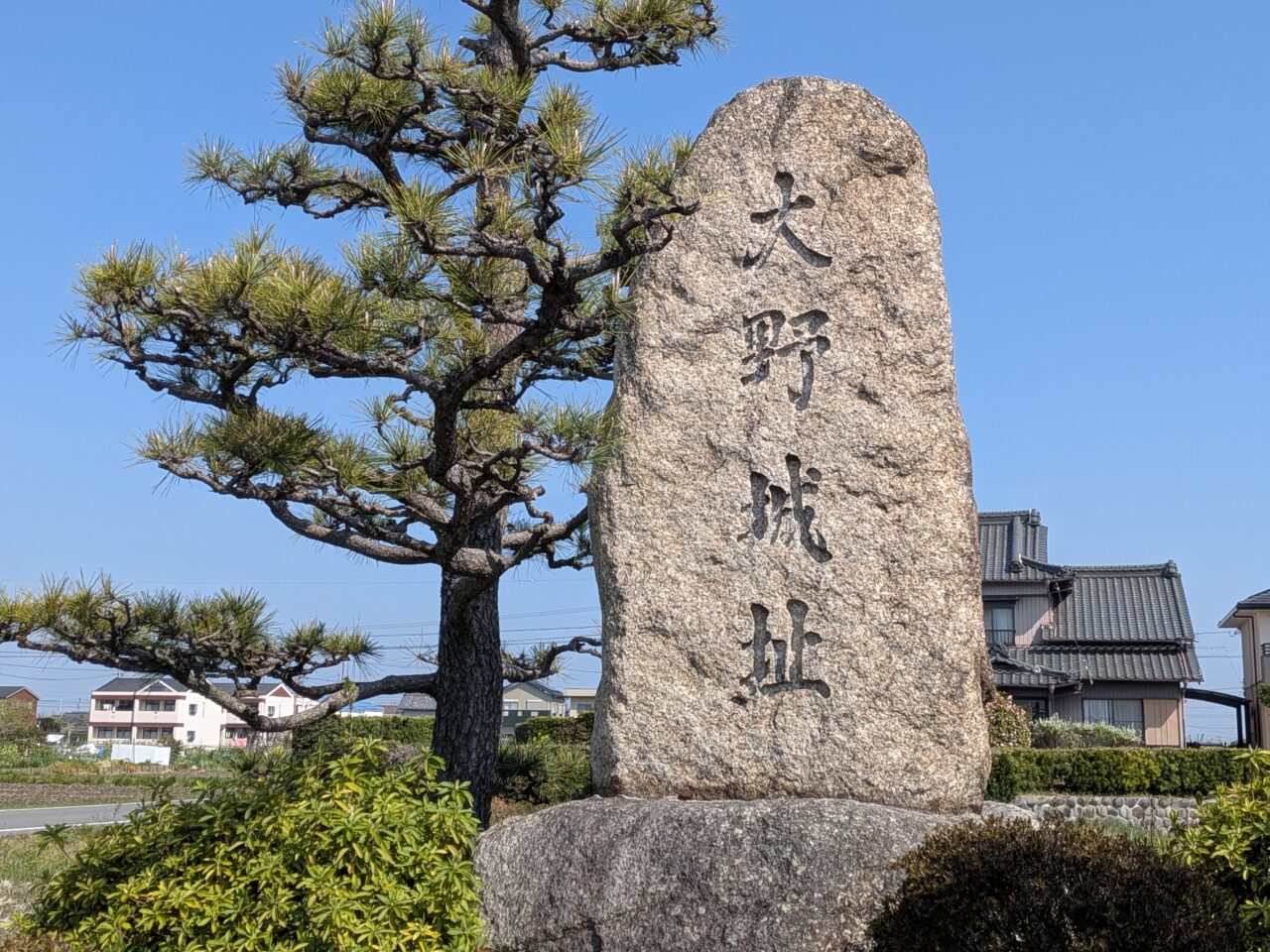 愛西市大野町にある大野城址の石碑と青空