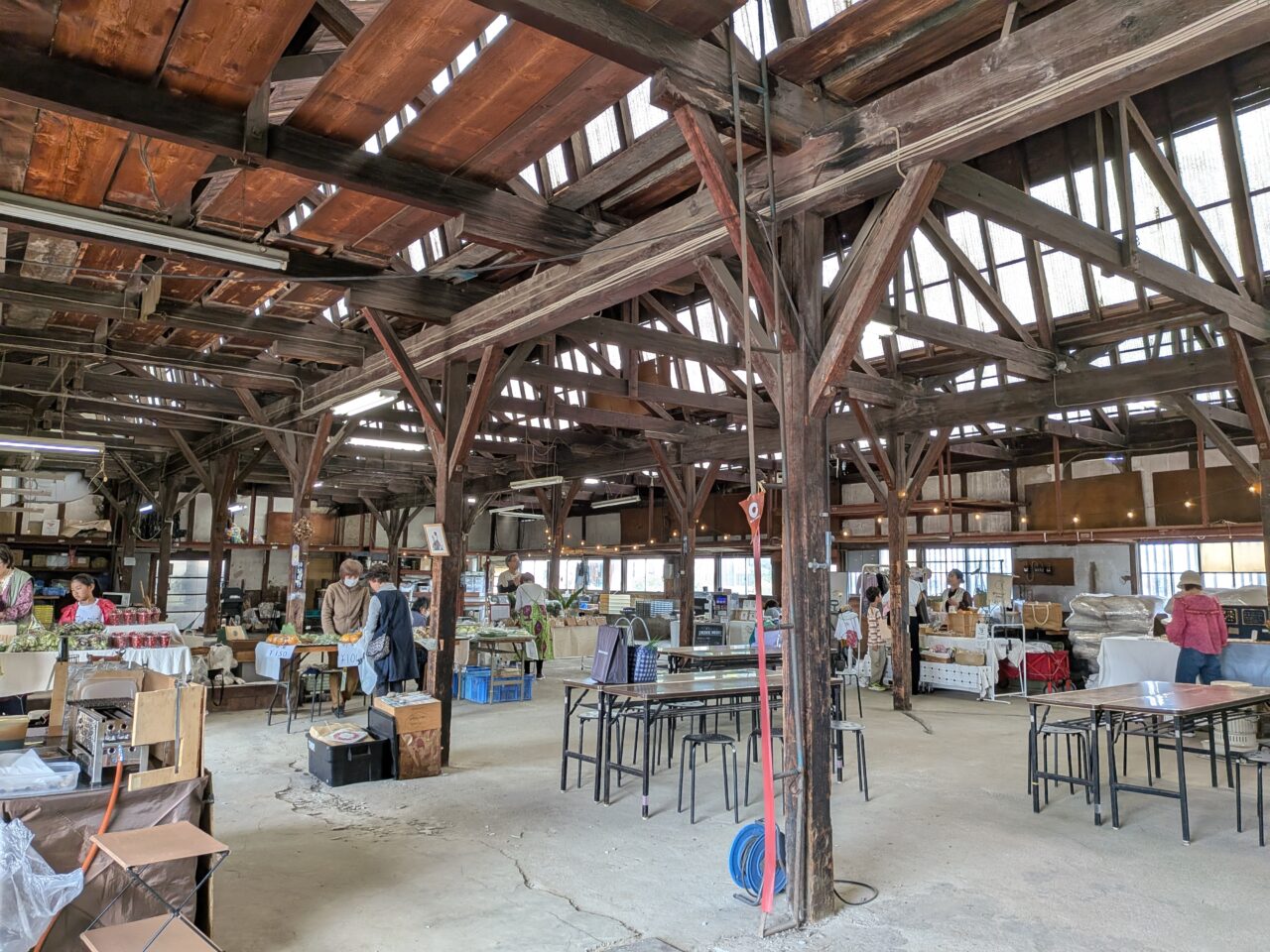 のこぎり屋根倉庫で開催されているみんパタ暮らしの朝市の様子