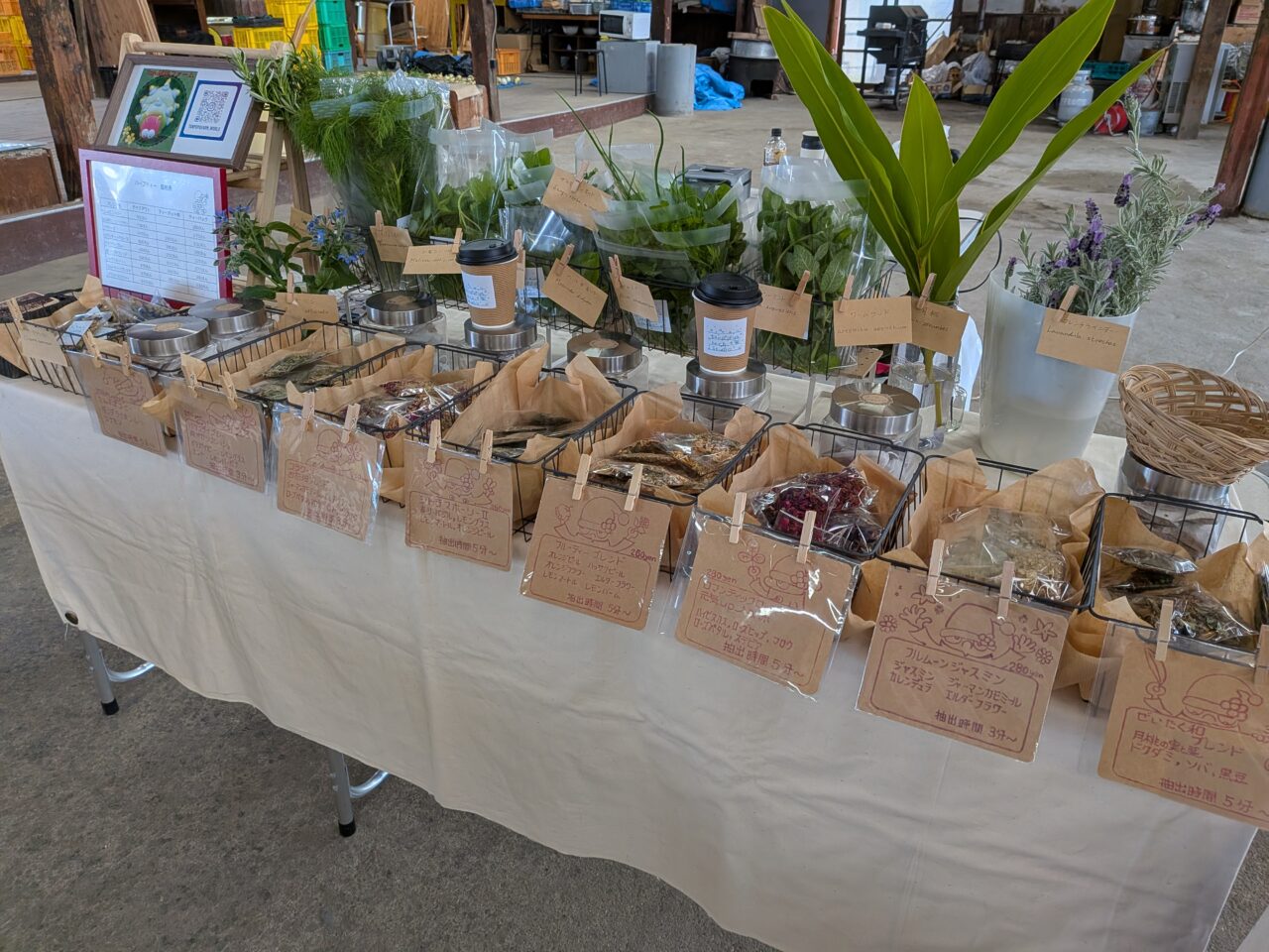 たんぽぽファームの香り豊かなブレンドハーブティー販売ブースの様子。