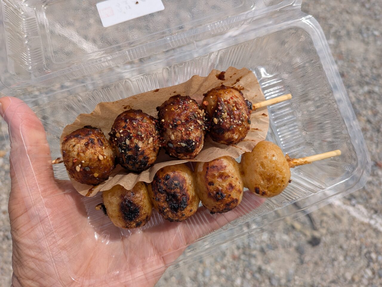 津島市の「みんパタ暮らしの朝市」で販売されている、たけうま工房の香ばしく焼き上げられた玄米だんご。