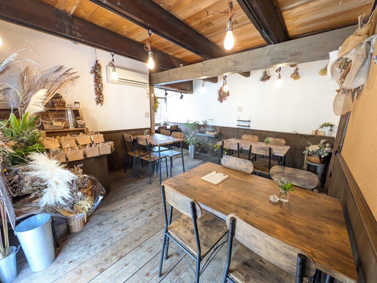 木目調のテーブルと椅子が配置された清潔感のある店内