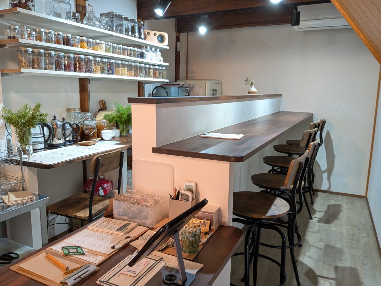 店主がハーブを調合する様子を間近で見ることができるカウンター席