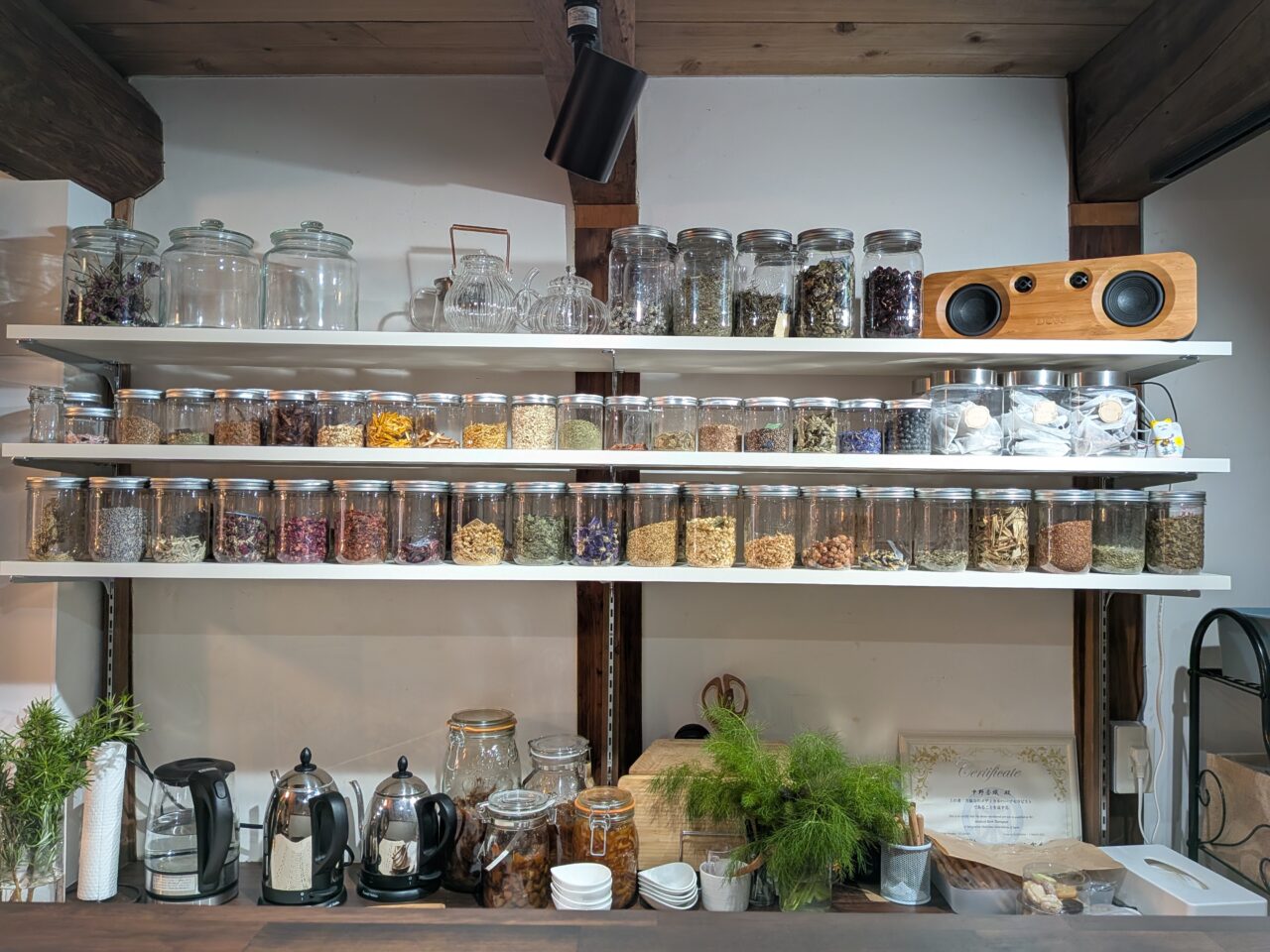 tanpopoya herb studioの店内の棚に整然と並ぶ約50種類のハーブ瓶