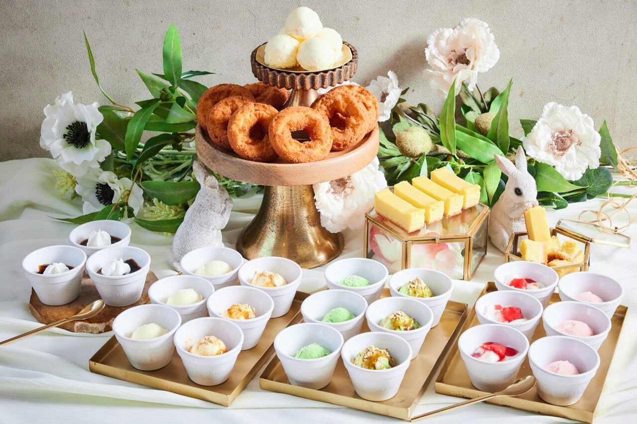 牛角の食べ放題コースで提供されるプチサイズのアイスやケーキの盛り合わせん