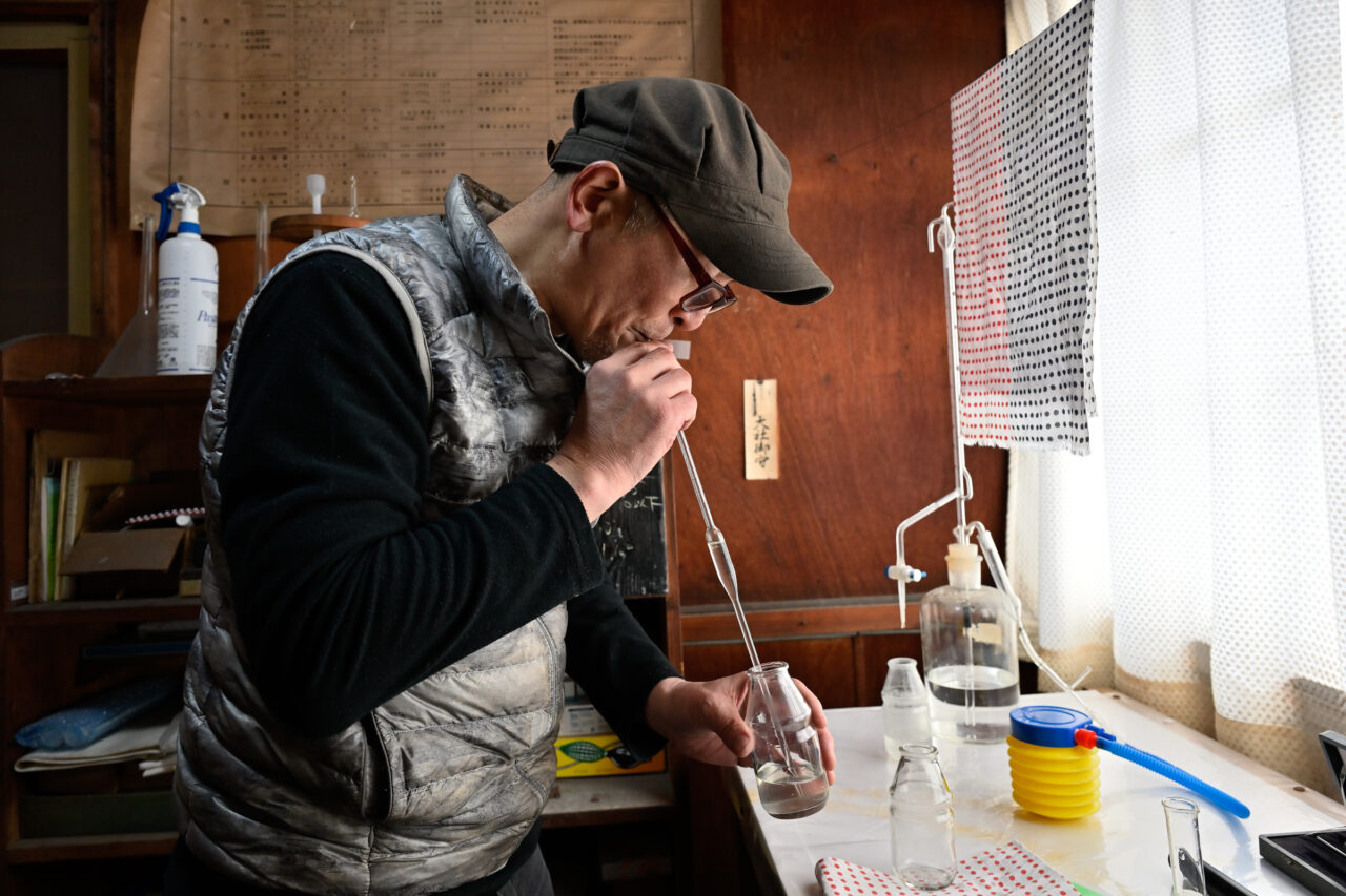 愛知県の酒蔵で日本酒の原料米の価値向上を目指す渡辺酒造の酒造り風景