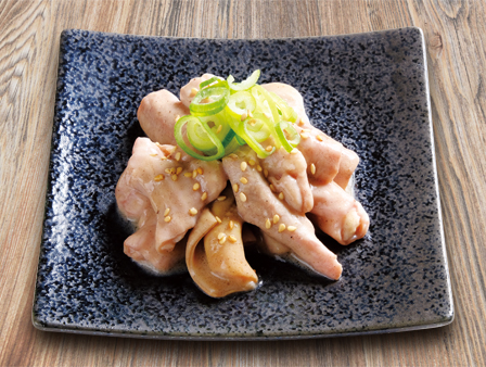 皿に盛り付けられたホルモン