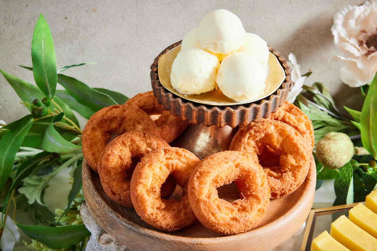 七輪の上でドーナツを炙って作る体験型スイーツ「炙ってドーナツアイス」