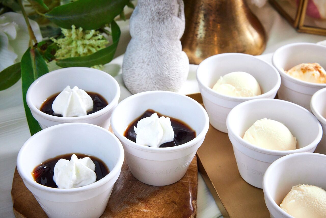 ホイップクリームが添えられた食後にぴったりの大人の珈琲ゼリー