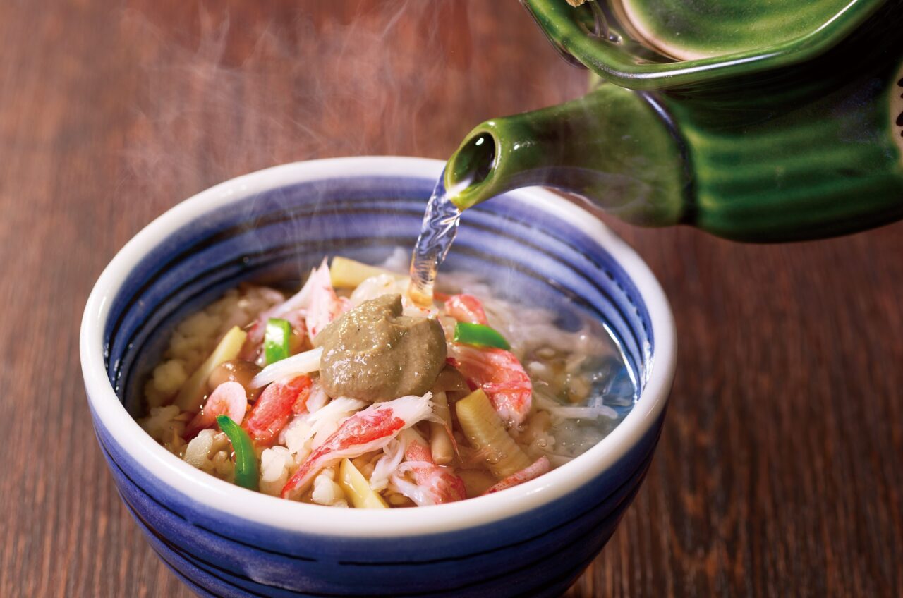 津島甲羅本店で楽しめる蟹の身といくらを添えた贅沢な出汁茶漬け