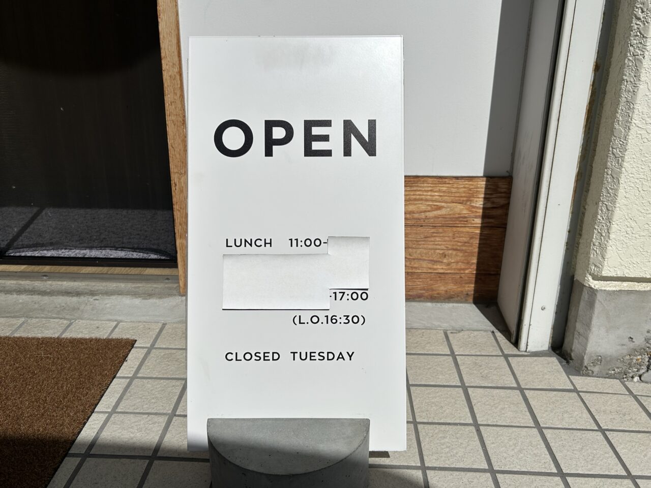あま市下萱津にある魚介スープカレー専門店「食堂α」の店頭看板