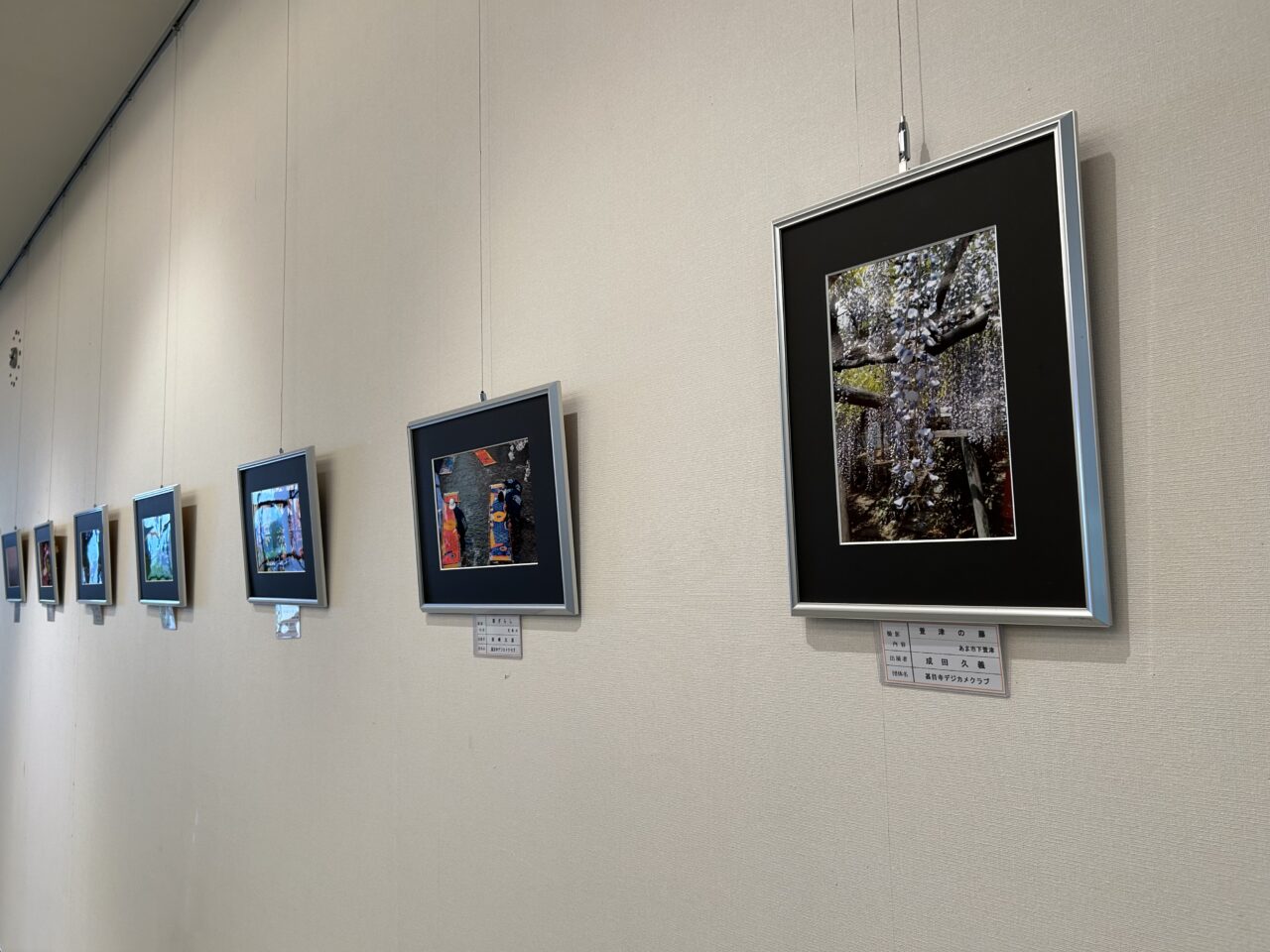 美和文化会館のロビーに並ぶ市民参加型の写真作品