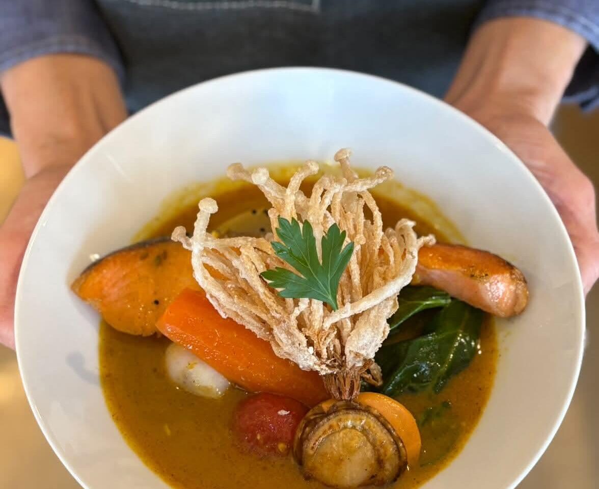 旬の鮮魚や出汁で炊いた野菜が盛り付けられた食堂αのスープカレー