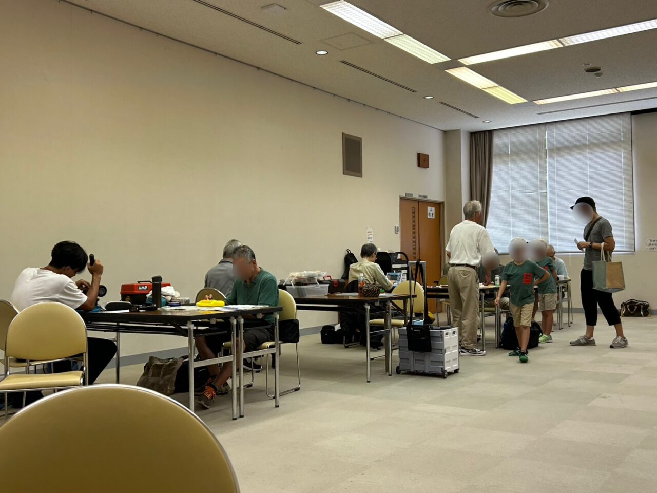 あま市美和文化会館の会場内に設けられた「みわおもちゃ病院」の修理ブース全体の様子