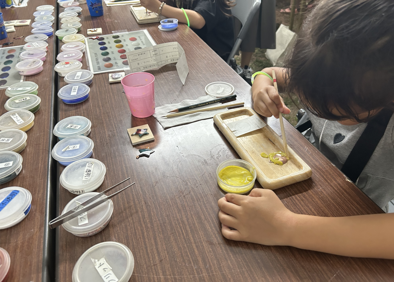 過去の地域イベントで色付けを楽しんでいる七宝焼き体験の様子