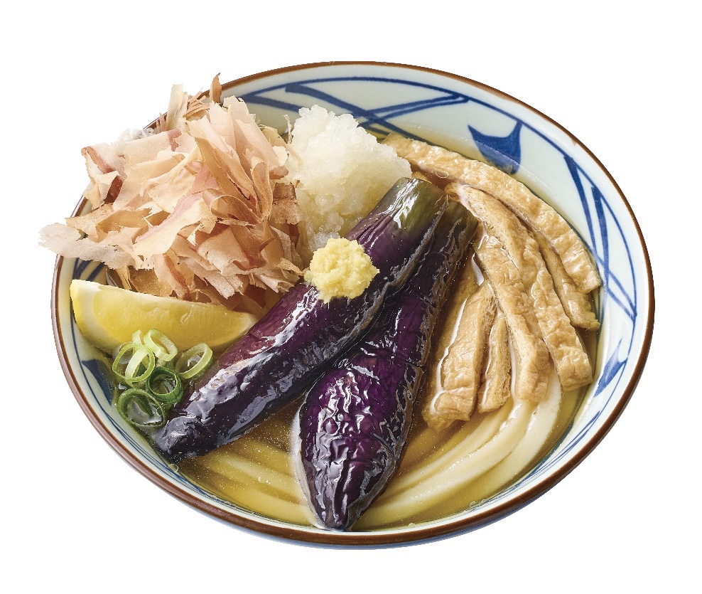 器に盛り付けられた丸亀製麺のなすおろし冷かけうどん
