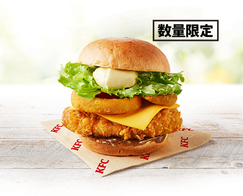 特製チキンにオニオンリングとチェダースライスチーズを合わせたニューヨークスタイルのバーガー