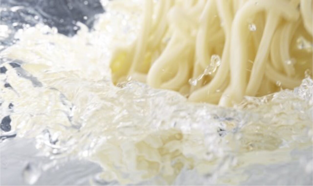 冷たい水で締められている丸亀製麺の打ち立てうどん