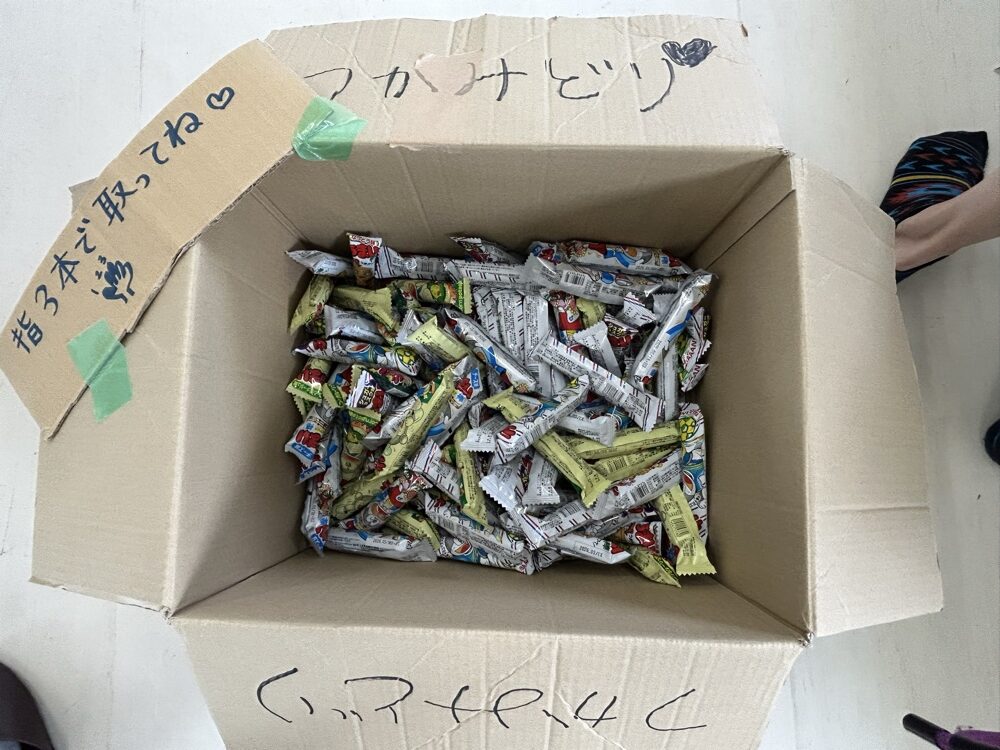 子ども向けのお菓子つかみどりコーナー