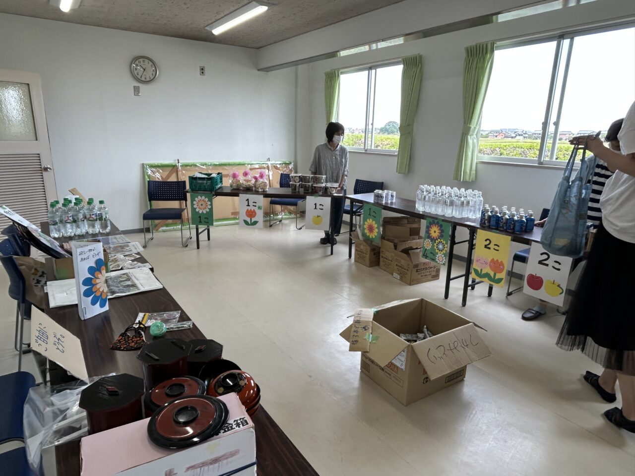 高台寺コミュニティセンターの会場内に用意された配布用の食材や生活必需品