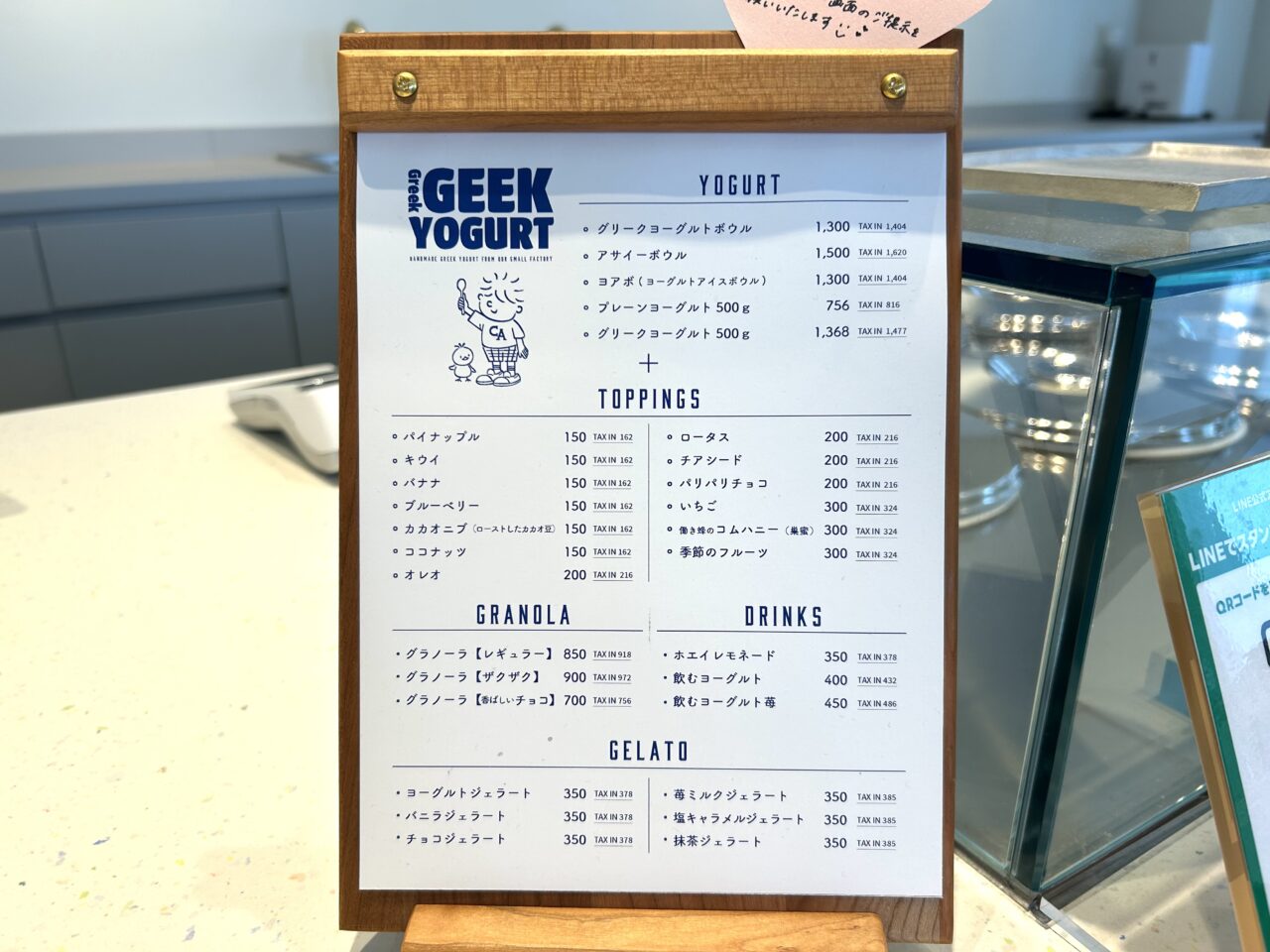 COMMET STUDIO店内に設置されたGreek GEEK YOGURTのトッピング案内ボード