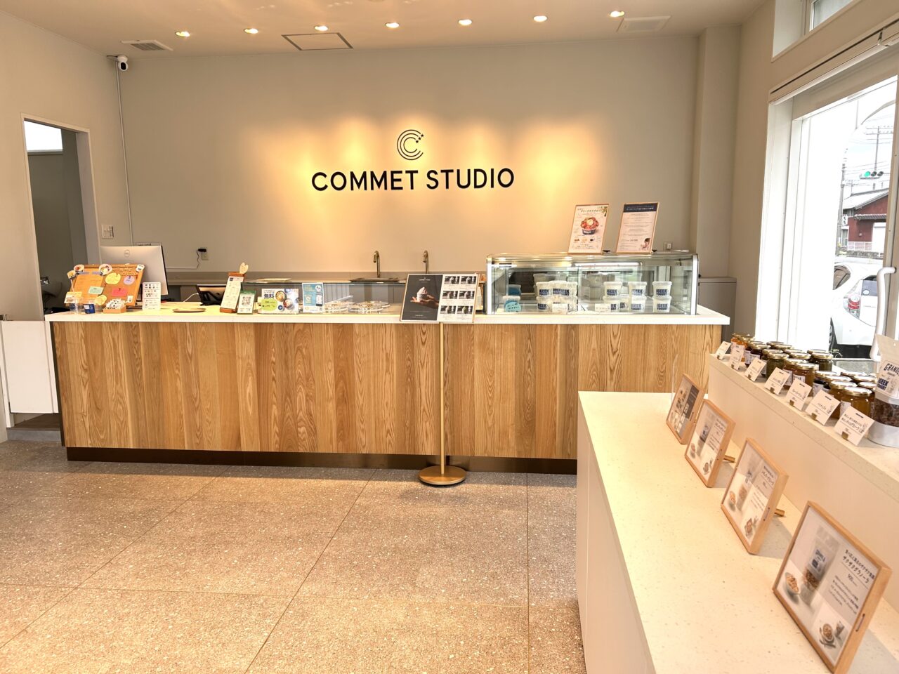 白と木目を基調としたグリークヨーグルト専門店COMMET STUDIOのスタイリッシュな内観