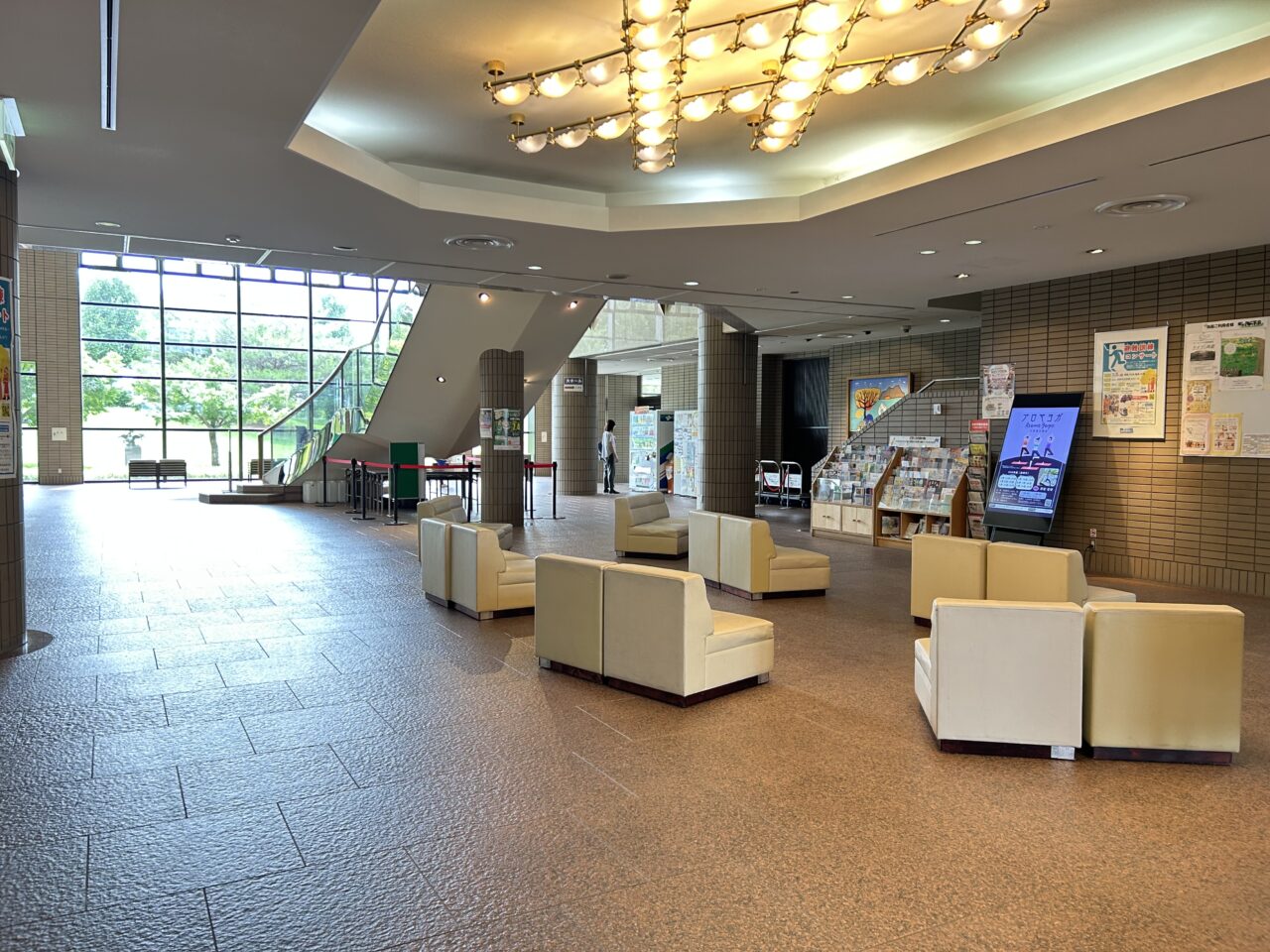 あま市の美和文化会館1階ロビーの様子  