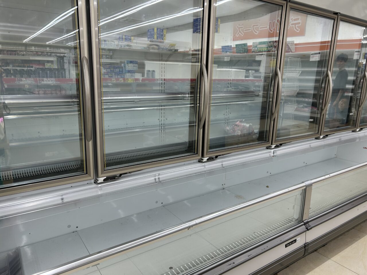 サンドラッグ七宝店の店内に並ぶ、商品がすべて撤去されて空になった業務用冷蔵・冷凍ショーケースの様子