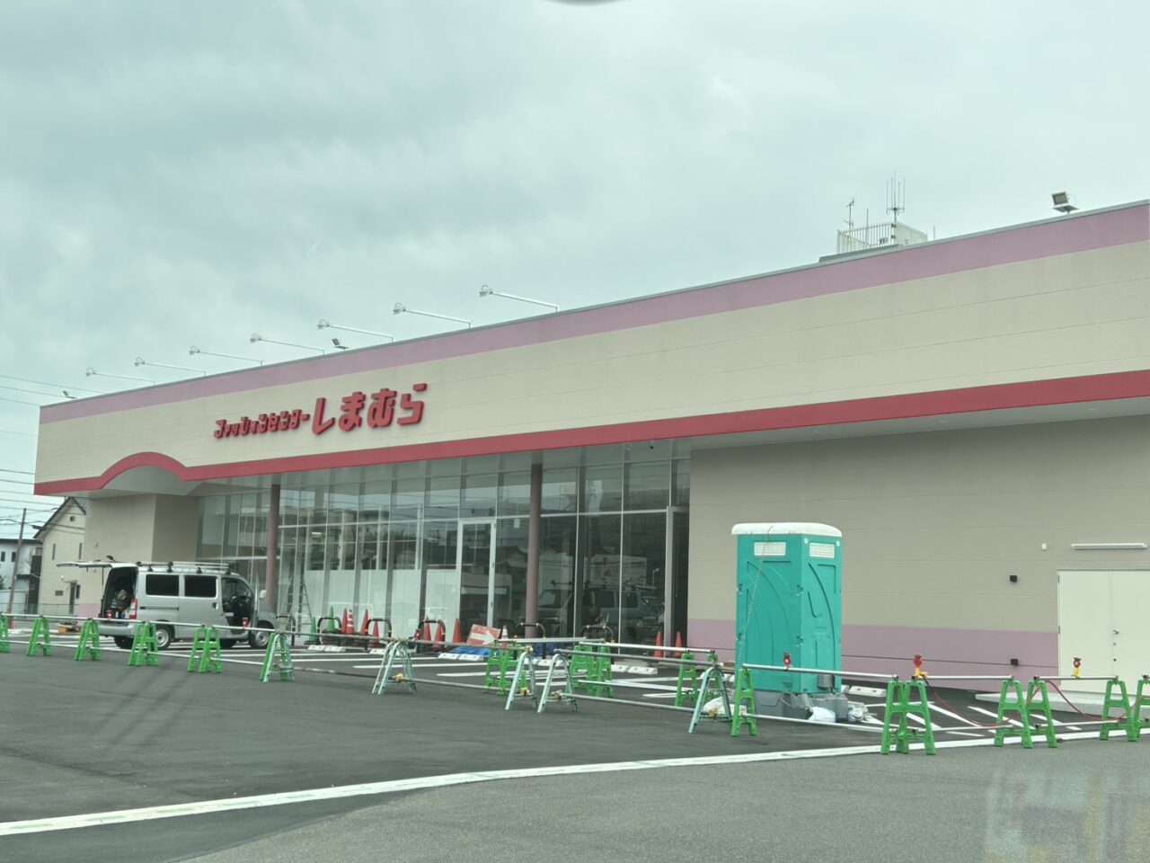 あま市甚目寺山之浦のしまむら店舗正面ガラス張りの出入り口と工事フェンス