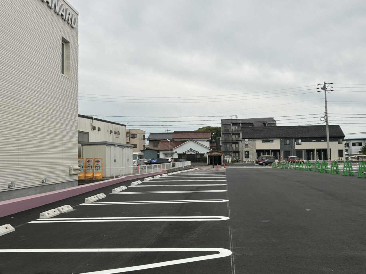 しまむら店舗の隣に完成した佐鳴予備校の建物と舗装された広い駐車場