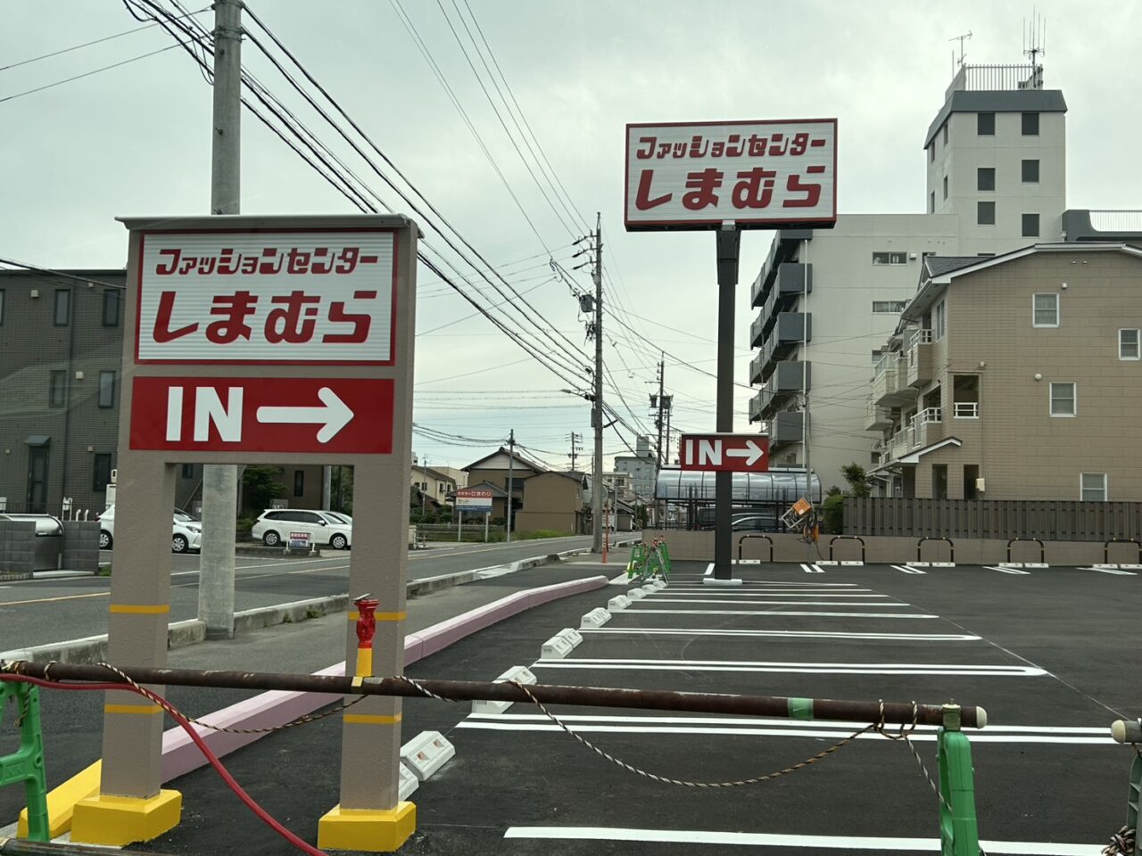 あま市甚目寺山之浦の道路沿いに設置されたしまむらのポール看板とIN誘導看板