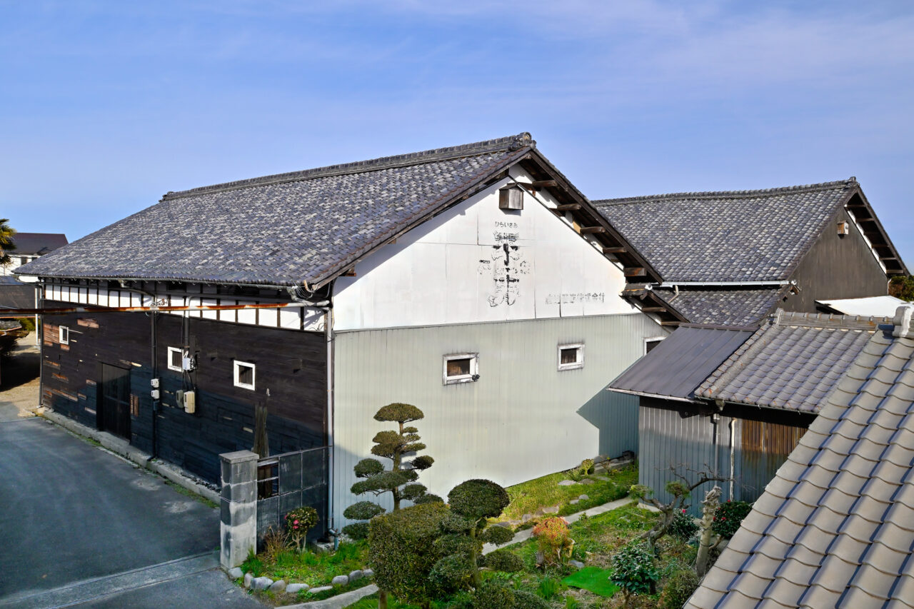 愛知県愛西市草平町にある、瓦屋根と黒い板壁が歴史を感じさせる渡辺酒造の重厚な蔵の外観