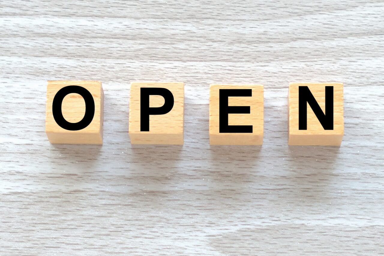 OPENと書かれた木のブロック